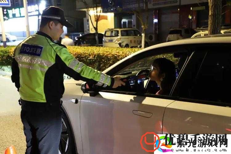 交警用小 xué 查酒驾：守护交通安全的重要举措