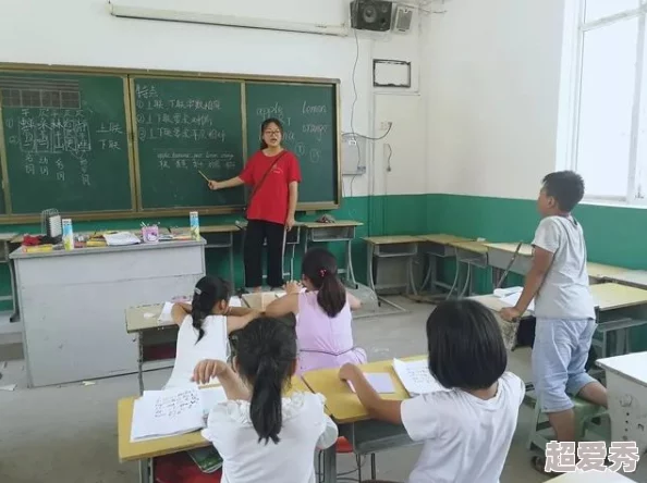 把英语老师按在讲台上抄：学生因课堂纪律问题引发争议，教育界呼吁加强师生沟通与理解