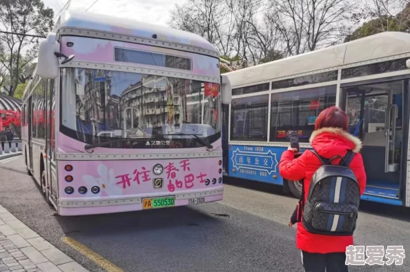 黄文好湿 好紧 太爽了公交车，乘客们惊呼不已，现场气氛火爆，引发热议！